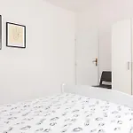 In With Two-bedrooms 1 דירה